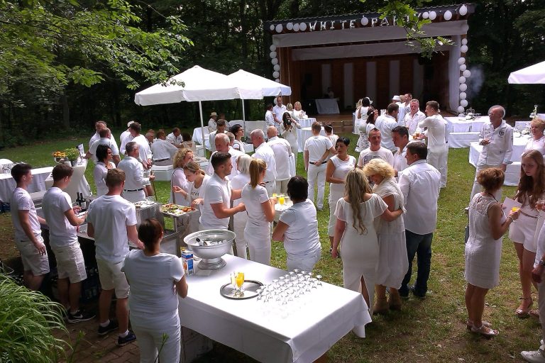 Hochzeit - White Party unter freiem Himmel