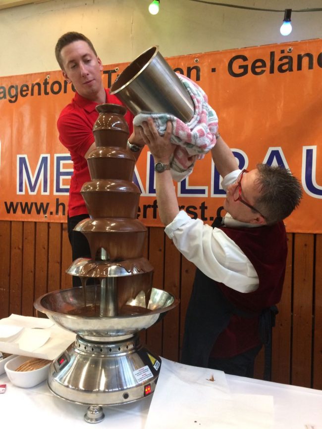 Unser Schokoladenbrunnen Musikfest Orenhofen IMG-20170508-WA0002 Clemens Backs mit Kollegen befüllen den Schokobrunnen