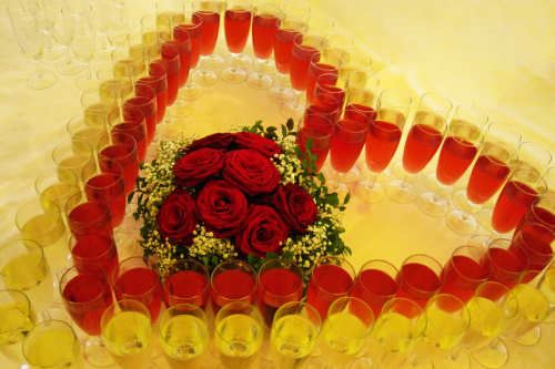 Sektempfang: Sekt in Herzform aufgestellt